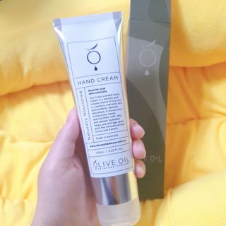 올리브 오일 스킨케어 컴퍼니 [OOSC] 보송보송한 내추럴리 너리시드 핸드크림 125ml — 4.5점을 준 리뷰어가 2021년 5월 올린 사용 사진