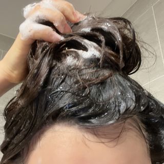 프리마인 더이상 뻣뻣하고 효과없는 탈모샴푸는 NO. 근본부터 케어하는 셀베이스 그린티샴푸(500ml) — 5점을 준 리뷰어가 2023년 3월 올린 사용 사진