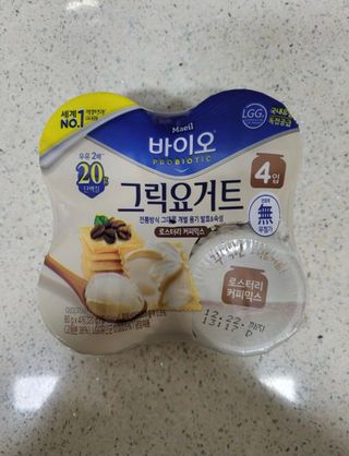 매일바이오 그릭요거트 오리지널 플레인 4개, 로스터리 커피믹스 4개 — 5점을 준 리뷰어가 2021년 12월 올린 사용 사진