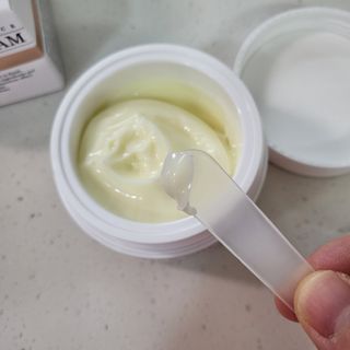 아이코이 디펜더 미백 크림 수분 기미잡티 수부지 색소침착 — 4점을 준 리뷰어가 2022년 12월 올린 사용 사진