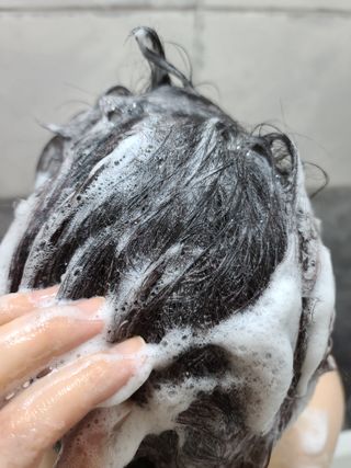 프리마인 더이상 뻣뻣하고 효과없는 탈모샴푸는 NO. 근본부터 케어하는 셀베이스 그린티샴푸(500ml) — 3점을 준 리뷰어가 2023년 5월 올린 사용 사진