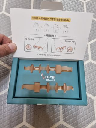 휜 발가락이 아프다면..발가락 스트레칭 보조용품 쿨핀 두발애(1set-2개입) — 4점을 준 리뷰어가 2022년 6월 올린 사용 사진