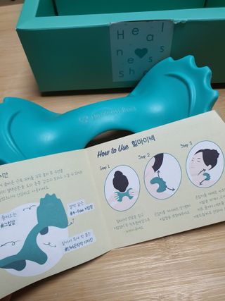 힐니스북 [힐마이넥]   거북목 통증완화를 위한 휴대용 목 안마기 — 5점을 준 리뷰어가 2022년 12월 올린 사용 사진