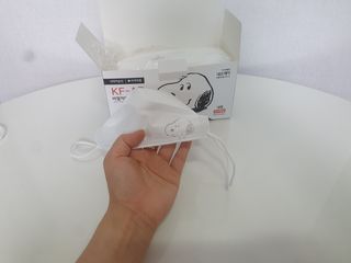 JHWORLD 스누피 마스크 정품 스누피 KF-AD 국내 비말차단 아동용 성인용 일회용 덴탈마스크 50매 — 4점을 준 리뷰어가 2021년 8월 올린 사용 사진