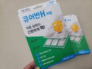 [큐어반H 커팅] 간편하게 떼서 쓰는 자외선차단 습윤밴드 (1팩/30매입) — 5점을 준 리뷰어가 2022년 10월 올린 사용 사진