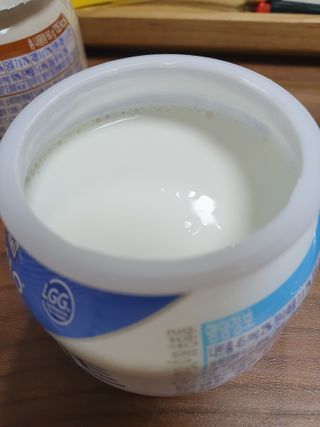 매일바이오 그릭요거트 오리지널 플레인 4개, 로스터리 커피믹스 4개 — 5점을 준 리뷰어가 2021년 12월 올린 사용 사진