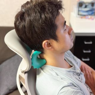 힐니스북 [힐마이넥]   거북목 통증완화를 위한 휴대용 목 안마기 — 5점을 준 리뷰어가 2022년 12월 올린 사용 사진