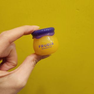 틱톡 [후르디아] 튼입술해결템 올리브영 블루베리 하이드레이팅 허니 립밤 — 5점을 준 리뷰어가 2023년 12월 올린 사용 사진