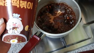 유비쿡 컵떡볶이 매운컵떡볶이2개/ 짜장컵떡볶이 2개  총 4개세트 — 5점을 준 리뷰어가 2021년 3월 올린 사용 사진
