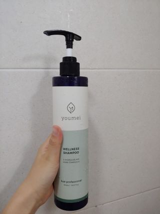 유메이 웰니스 샴푸 + 유메이 스칼프 브러쉬 — 5점을 준 리뷰어가 2022년 1월 올린 사용 사진
