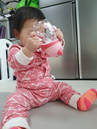 유비맘 트라이탄 코니빨대컵_컬러 랜덤 발송 — 5점을 준 리뷰어가 2021년 2월 올린 사용 사진