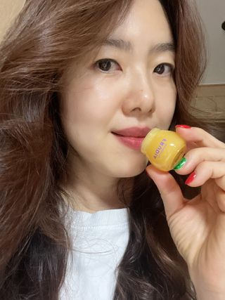틱톡 [후르디아] 튼입술해결템 올리브영 블루베리 하이드레이팅 허니 립밤 — 5점을 준 리뷰어가 2023년 12월 올린 사용 사진