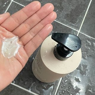 프리마인 더이상 뻣뻣하고 효과없는 탈모샴푸는 NO. 근본부터 케어하는 셀베이스 그린티샴푸(500ml) — 5점을 준 리뷰어가 2023년 4월 올린 사용 사진
