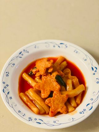 빨간키트 떡볶이 밀키트 2~3인분 매운맛 국물 떡볶이 만들기 쉬운 황금 레시피 분말 소스로 간편한 요리 — 3.5점을 준 리뷰어가 2021년 8월 올린 사용 사진