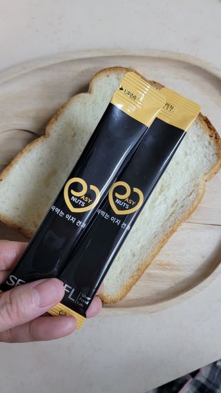 짜먹는 이지견과 짜먹는 이지아몬드, 짜먹는 이지허니피넛, 짜먹는 이지캐슈넛 각 10g X  10포 — 5점을 준 리뷰어가 2021년 2월 올린 사용 사진