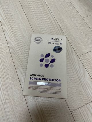 아클리브 Eco 항균 항바이러스 액정 보호필름(iPhone) — 4점을 준 리뷰어가 2022년 8월 올린 사용 사진