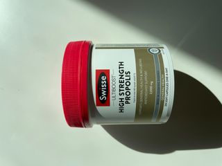 Swisse 스위스 고함량 프로폴리스 2,000mg 210정 — 5점을 준 리뷰어가 2021년 11월 올린 사용 사진