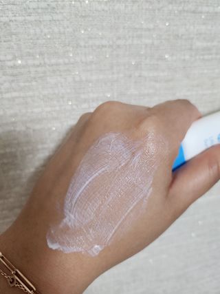 틱톡 [후르디아] 백탁NO! 화잘먹 수분광 선 에센스✨ — 4점을 준 리뷰어가 2023년 6월 올린 사용 사진