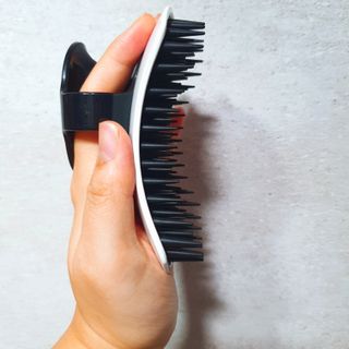 온가족 시원한샴푸 깨끗한두피 샴푸브러쉬 두피스케일링 히트팡블랙에디션 — 5점을 준 리뷰어가 2021년 8월 올린 사용 사진