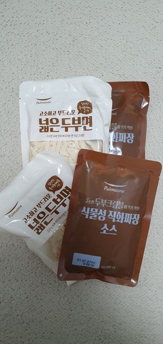 [풀무원] 식물성 저당질식 세트, 두부면 매콤라구파스타와 두부면 직화짜장 — 5점을 준 리뷰어가 2021년 4월 올린 사용 사진