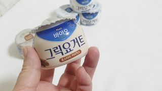 매일바이오 그릭요거트 오리지널 플레인 4개, 로스터리 커피믹스 4개 — 4점을 준 리뷰어가 2021년 12월 올린 사용 사진