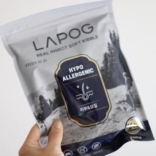 [푸디웜] 라포그 리얼인섹트 소프트키블 스킨 1KG — 3점을 준 리뷰어가 2022년 9월 올린 사용 사진