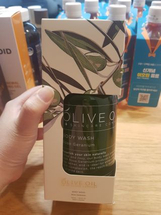 올리브 오일 스킨케어 컴퍼니 [OOSC] 향기로운 보습 로즈 제라늄 바디워시 500ml — 5점을 준 리뷰어가 2021년 5월 올린 사용 사진