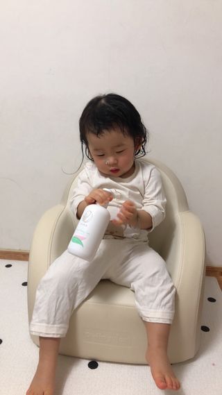 mom e 맘이 내추럴 베이비 케어 샴푸앤바스+로션 — 4점을 준 리뷰어가 2021년 1월 올린 사용 사진