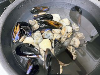[푸딩팩토리] 바지락홍합탕 500g / 얼큰바지락홍합탕 590g — 5점을 준 리뷰어가 2022년 10월 올린 사용 사진