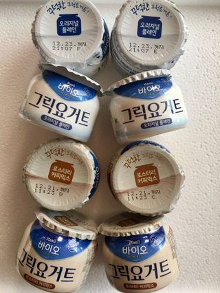 매일바이오 그릭요거트 오리지널 플레인 4개, 로스터리 커피믹스 4개 — 3.5점을 준 리뷰어가 2021년 12월 올린 사용 사진