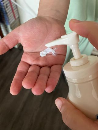 카프리나 산양밀크 모이스춰라이징 바디로션 350ml(오리지널향) — 4점을 준 리뷰어가 2023년 4월 올린 사용 사진