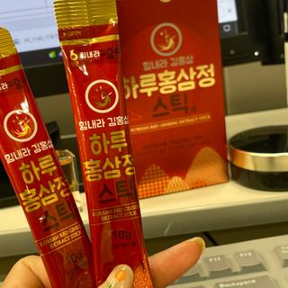 힘내라김홍삼 하루홍삼정스틱 10g x 10포 — 3점을 준 리뷰어가 2021년 3월 올린 사용 사진