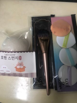 [툴앤썸] 메이크업 브러시로 바르고 호빵 스펀지로 클렌징하는 A-Z 뷰티툴 5종 — 4.5점을 준 리뷰어가 2021년 1월 올린 사용 사진
