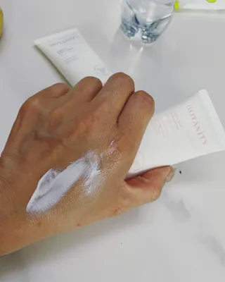 보타니티 촉촉수분자차 아쿠아핏 선 에센스 50ml + 보송톤업자차 징크 선 로션 50ml SPF50+ PA++++ (4/25) — 5점을 준 리뷰어가 2022년 5월 올린 사용 사진