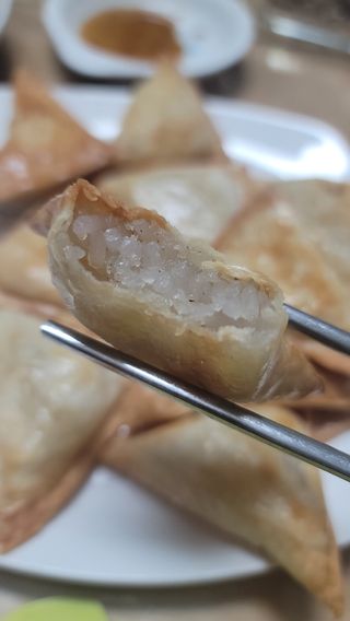 (주)성경순만두 곤약만두.콘치즈만두,삼각당면만두,당면 야끼만두,대구전통 납작만두,떡뽁이 매콤소스,달콤소스 — 4점을 준 리뷰어가 2023년 3월 올린 사용 사진