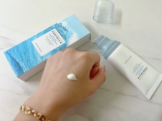 [스킨1004] 마다가스카르 센텔라 히알루-시카 워터핏 선세럼 50ml — 5점을 준 리뷰어가 2024년 5월 올린 사용 사진