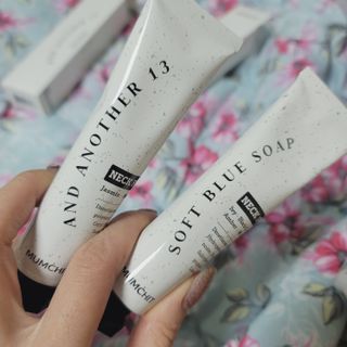 멈칫(MUMCHIT) 넥퍼퓸 NECKPERFUME 2가지 향 — 5점을 준 리뷰어가 2021년 11월 올린 사용 사진