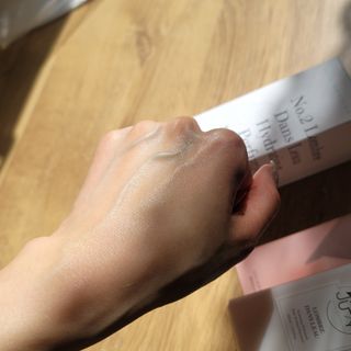 줄라이 모닝 _ JULY MORNING 줄라이모닝 하이드레이팅 퍼퓸드 바디앤핸드 에멀젼 — 5점을 준 리뷰어가 2022년 3월 올린 사용 사진