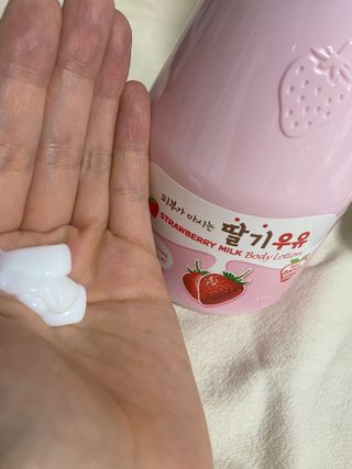 [과일나라] 피부가 마시는 딸기우유 바디클렌저&바디로션 — 4.5점을 준 리뷰어가 2022년 9월 올린 사용 사진