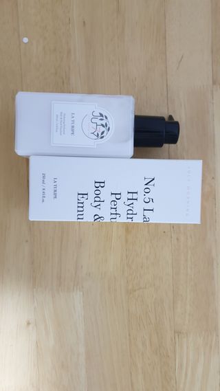 줄라이 모닝 _ JULY MORNING 줄라이모닝 하이드레이팅 퍼퓸드 바디앤핸드 에멀젼 — 4.5점을 준 리뷰어가 2022년 3월 올린 사용 사진