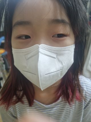 [심폐소생소] 오늘의마스크 KF94 소형 초등학생 어린이 마스크 — 5점을 준 리뷰어가 2022년 1월 올린 사용 사진