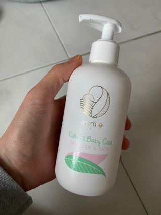 mom e 맘이 내추럴 베이비 케어 샴푸앤바스+로션 — 5점을 준 리뷰어가 2021년 1월 올린 사용 사진