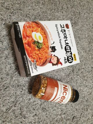 더밥  고추마녀 라볶이 +  나이스미 무설탕 현미후레이크 — 5점을 준 리뷰어가 2021년 10월 올린 사용 사진
