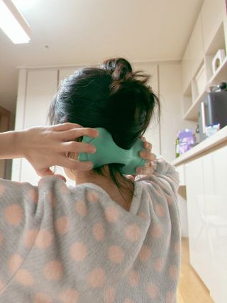 힐니스북 [힐마이넥]   거북목 통증완화를 위한 휴대용 목 안마기 — 4.5점을 준 리뷰어가 2022년 12월 올린 사용 사진