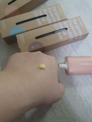 [후르디아] 끈적임 없는 착한성분 비건  핸드크림 3종 — 5점을 준 리뷰어가 2023년 12월 올린 사용 사진