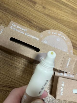 [후르디아] 올리브영 착한보습 비건 립버터 2종 — 5점을 준 리뷰어가 2022년 10월 올린 사용 사진