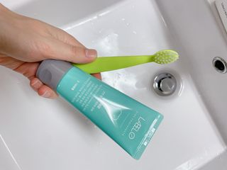 치과에서 쓰는 치약 _ 라벨제로 저불소 꼬마, 키즈, 유아, 베이비, 주니어 안전한 어린이치약 — 5점을 준 리뷰어가 2022년 11월 올린 사용 사진