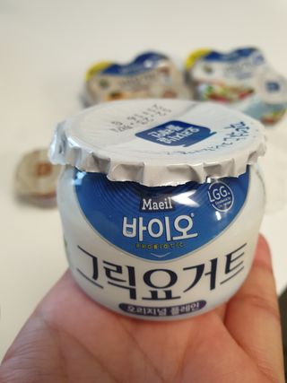 매일바이오 그릭요거트 오리지널 플레인 4개, 로스터리 커피믹스 4개 — 5점을 준 리뷰어가 2021년 12월 올린 사용 사진