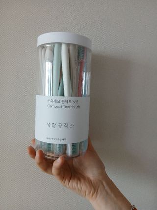 생활공작소 [네이버구매평] 미세모 콤팩트 칫솔 부드러운칫솔 치과칫솔 교정용 24개 — 5점을 준 리뷰어가 2025년 5월 올린 사용 사진