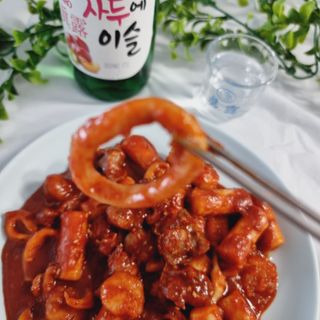 화끈한녀석들 새오똥400g 새우,오징어,똥집 볶음요리 소스,밀떡, 참기름 포함 — 5점을 준 리뷰어가 2022년 11월 올린 사용 사진